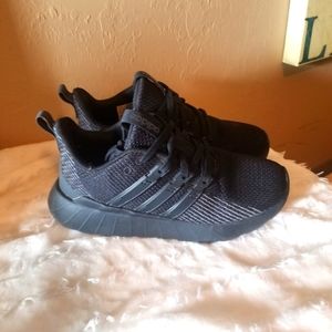 Adidas size 4 in youth black shoes